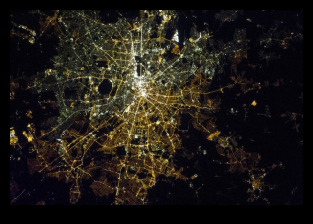 Pilsētas gaismas: pilsētas nakšu izgaismotā skaistuma ilustrācija