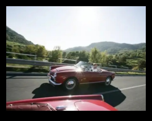 Nostalģijas vadīts: vecie transportlīdzekļi un ceļošanas laikā māksla