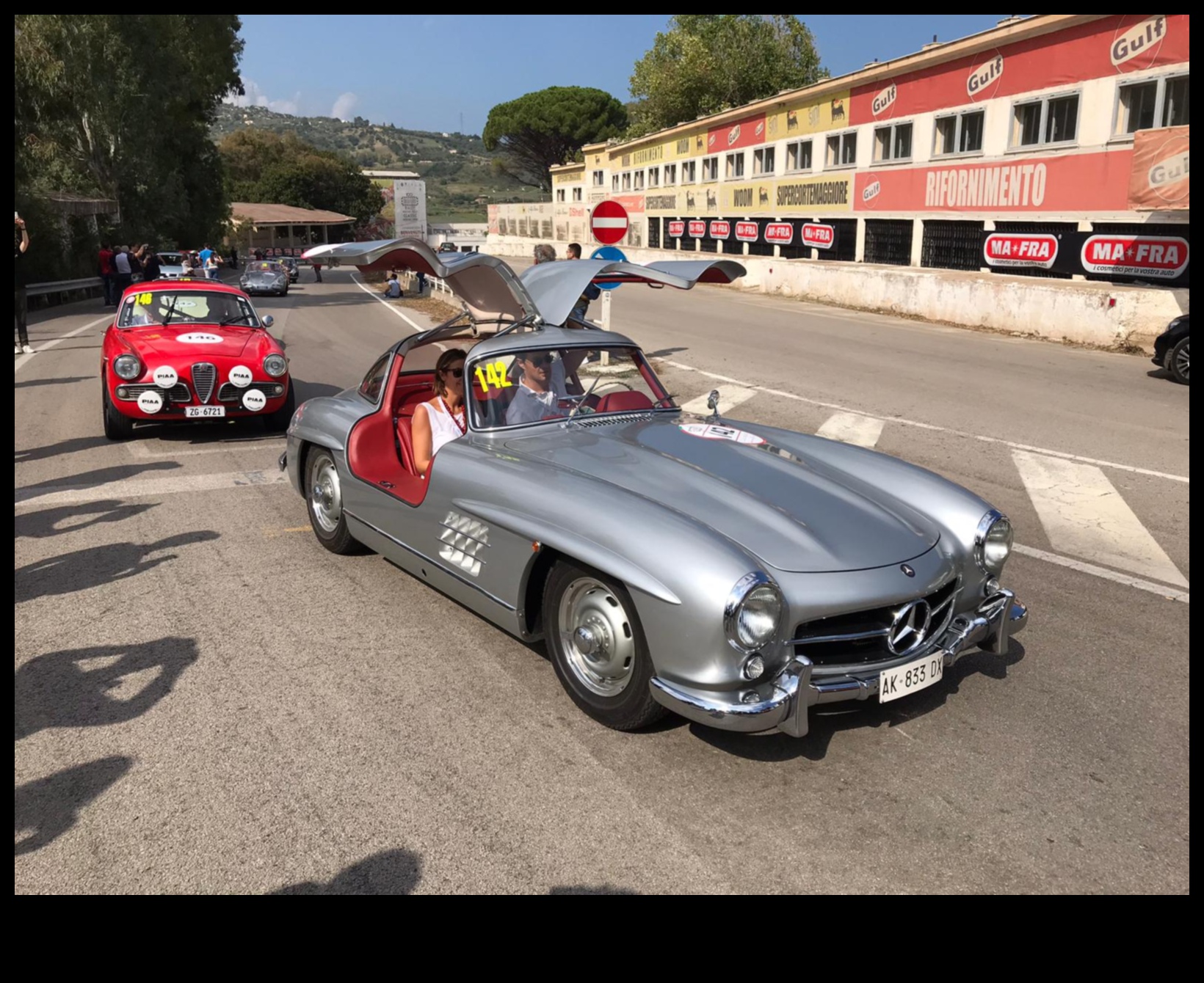 Nostalģijas vadīts: vecie transportlīdzekļi un ceļošanas laikā māksla