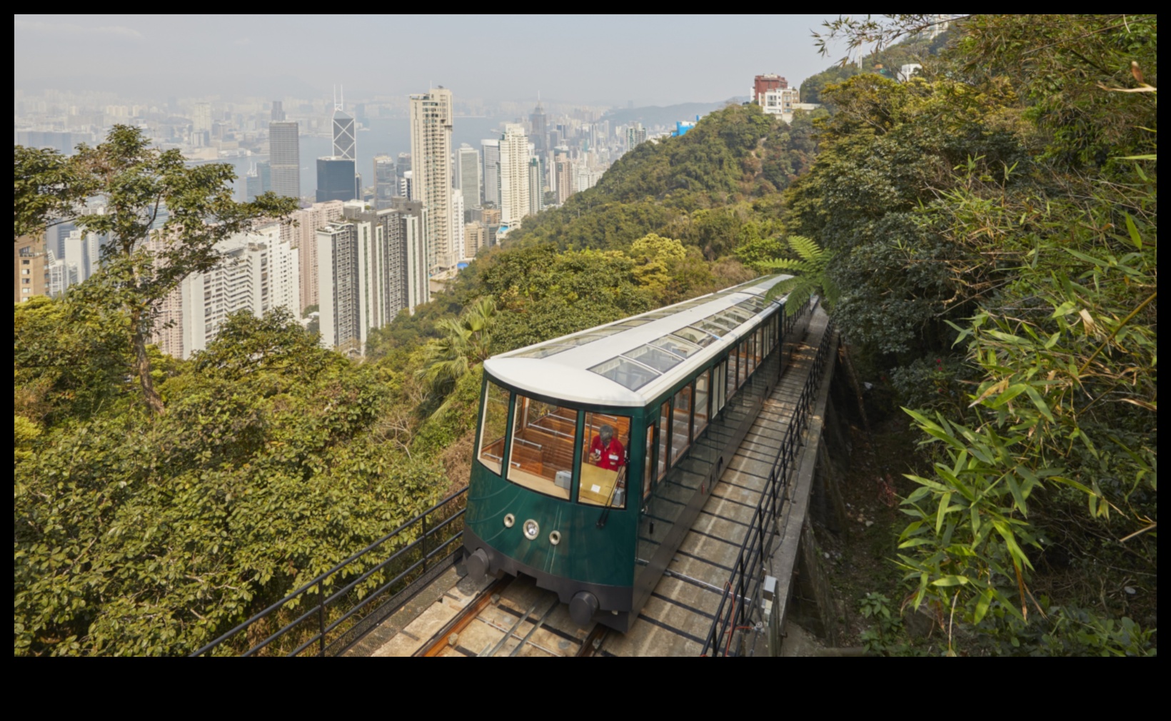 Tramvaju takas Pilsētas ainavu brauciens ar vilcienu 2 Tramvaju takas: izpētiet pilsētas ainavas uz sliedēm