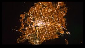 Pilsētas gaismas: pilsētas nakšu izgaismotā skaistuma ilustrācija