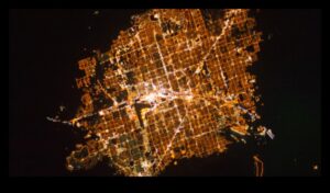 Pilsētas gaismas: pilsētas nakšu izgaismotā skaistuma ilustrācija