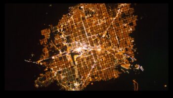 Pilsētas gaismas: pilsētas nakšu izgaismotā skaistuma ilustrācija