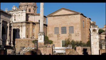 Foruma fasādes: Senās Romas publisko telpu mākslinieciskais krāšņums