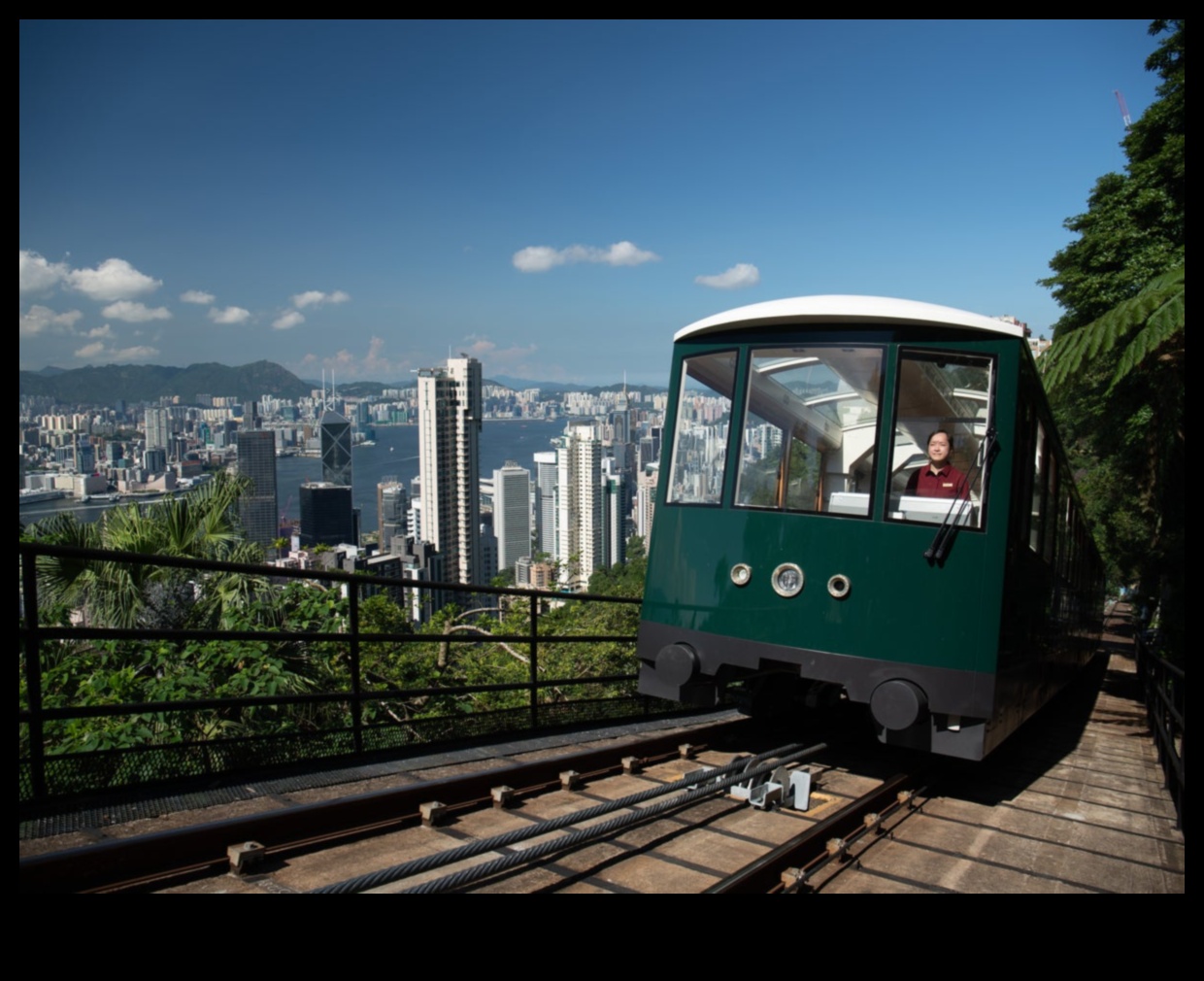 Tramvaju takas Pilsētas ainavu brauciens ar vilcienu 1 Tramvaju takas: izpētiet pilsētas ainavas uz sliedēm